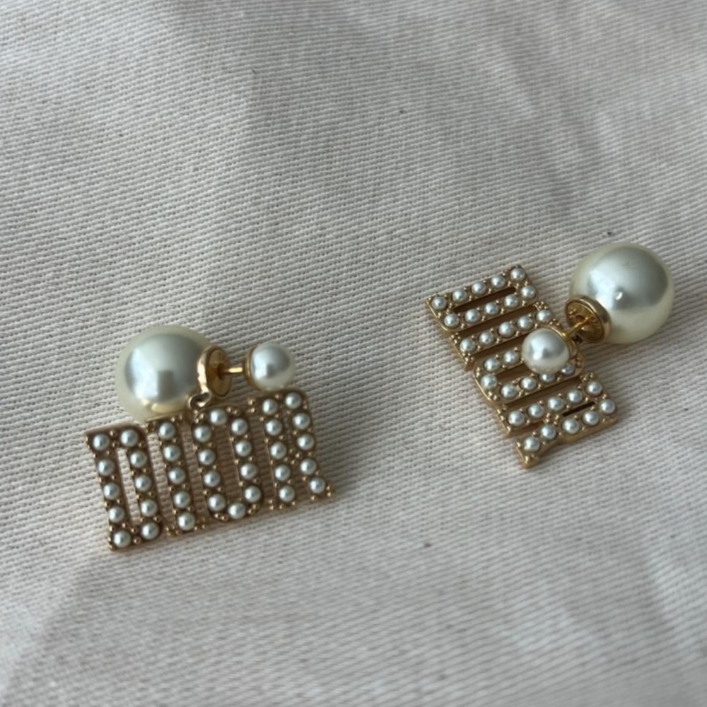 Elegant Gold and Pearl Earrings